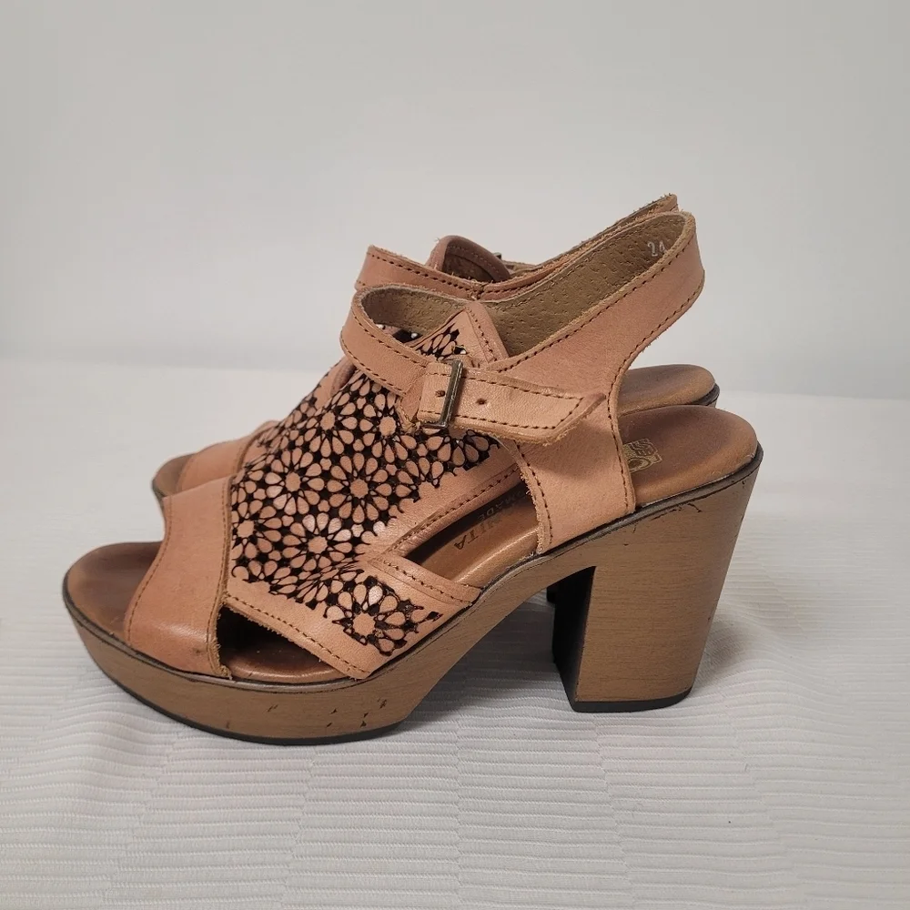 Mexicanita Hand Made Leather Floral Platform Sandals sz 7